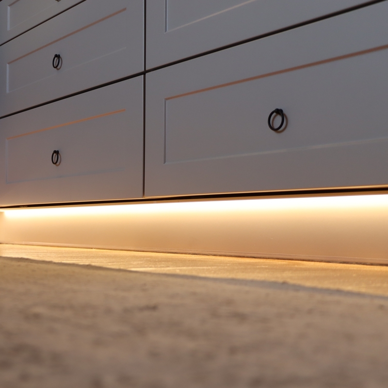 Soklový LED profil SOKL-LIGHT, stříbrný + mléčný difuzor, 2m